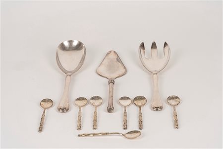 Coppia di posate da servizio, paletta per dolci e set di sette cucchiaini da caffè con manico a foggia di bambù in silverplate