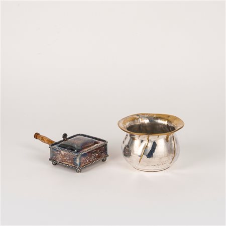 Raccoglibriciole Royal Sheffield con manico in legno e piccolo vaso in metallo argentato