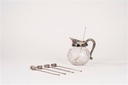 Piccola brocca in cristallo e metallo argentato e sei cucchiai da cocktail
