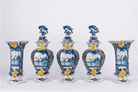 Lotto composto da due vasi a tromba e tre potiches in maiolica, manifattura di Delft, secolo XIX