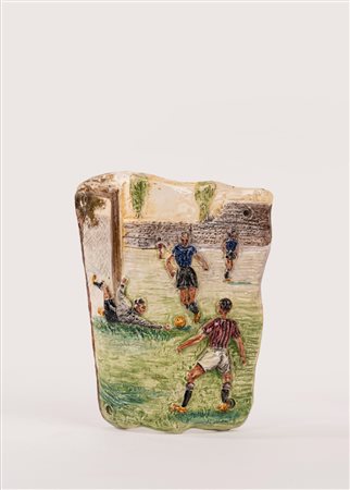 Placca in ceramica policroma con partita di calcio
