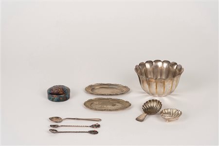 Lotto composto da scatolina in metallo, Brandimarte Firenze, ciotolina a fiore, coppia di cucchiani da sale in metallo e smalti, cucchiaino in silverplate e quattro piattini in metallo