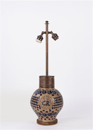 Antico versatoio in maiolica montato a lume