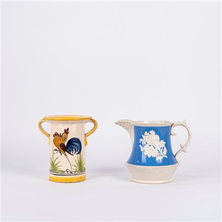 Un vaso e una brocca in maiolica