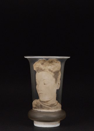 Vaso in vetro smeriglialto con volto di donna a monocromo in rilievo, Art Decò