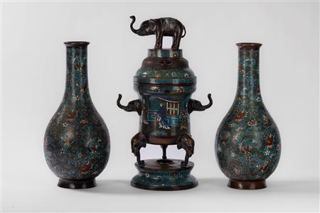 Trittico composto da due vasi bottiglia e incensiere in cloisonné, Giappone, epoca Meiji.
