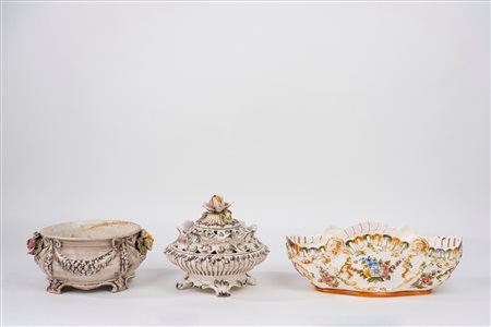 Lotto composto da tre vasi in ceramica policroma
