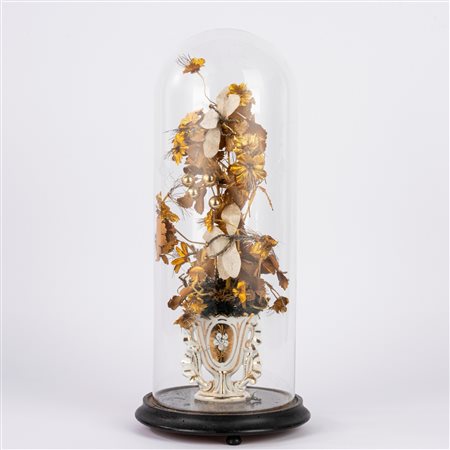 Vaso in porcellana bianca e oro con composizione di fiori artificiali, entro campana di vetro