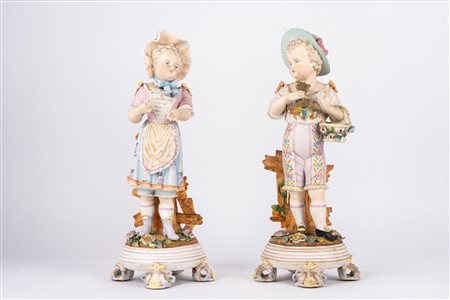 Coppia di sculture in biscuit raffiguranti pastorello e pastorella