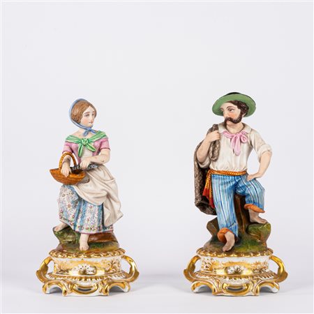Coppia di sculture in biscuit su base in porcellana, raffiguranti pescatore e pescivendola