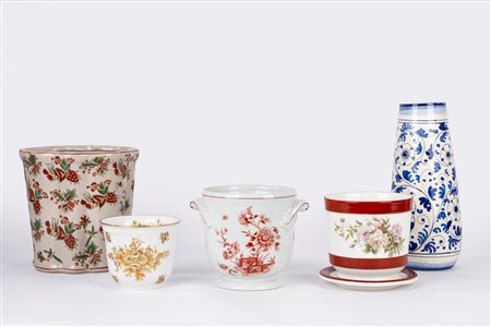 Lotto composto da quattro portavasi in porcellana policroma ed un vaso in maiolica bianca e blu