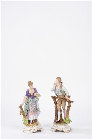 Coppia di statuine in porcellana policroma, prima metà del secolo XX