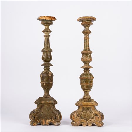 Coppia di candelieri in legno intagliato e laccato, secolo XVII
