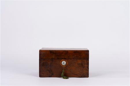 Scatola in legno intarsiato