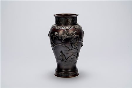 Vaso in bronzo giapponese con decorazione a rilievo, Giappone, periodo Meiji, fine XIX secolo