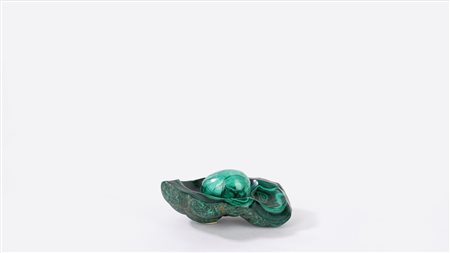 Uovo in malachite con base in malachite semilavorata