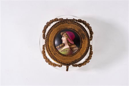 Scatolina in cristallo con finiture in bronzo e miniatura in porcellana con ritratto di odalisca sul coperchio, secolo XIX