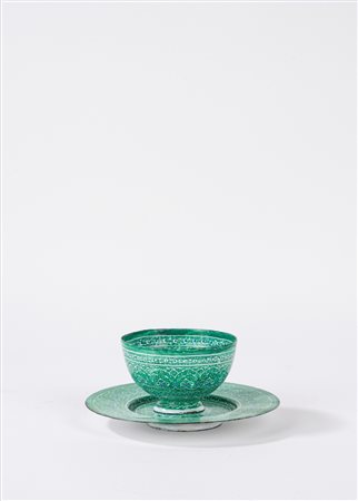 Ciotolina con piattino in latta smaltata verde, Turchia o Persia, inizi secolo XX