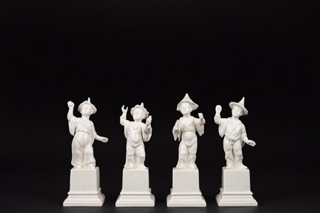 Quattro sculture in porcellana bianca raffiguranti cinesini