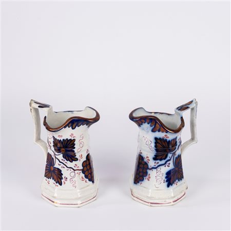 Coppia di brocche in ceramica bianca decorate a lustro con tralci d'uva