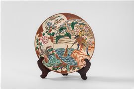 Grande piatto da parata, tipico della manifattura Kutani, Giappone, epoca Meiji