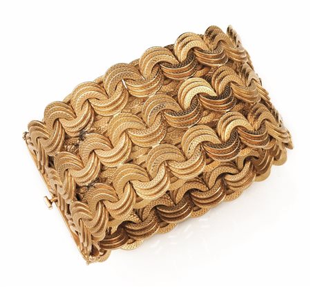 BRACCIALE IN ORO GIALLOrealizzato a nastro morbido formato da tre file di...