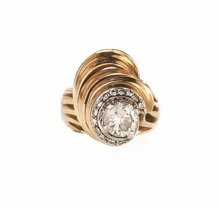 ANELLO IN ORO GIALLO, ORO BIANCO E DIAMANTIrealizzato a volute disposte a...