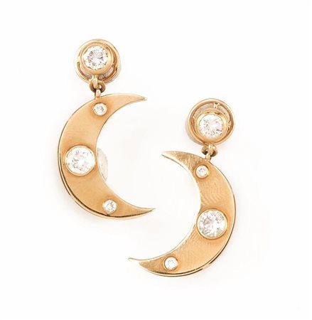 PAIO DI ORECCHINI PENDENTI IN ORO GIALLO E DIAMANTIciascuno con brillante di...