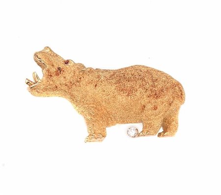 SPILLA IN ORO GIALLO, RUBINI E DIAMANTEdisegnata come un ippopotamo in oro...