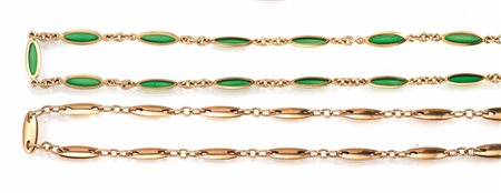 DUE CATENE IN ORO GIALLO E VETRO VERDEciascuna realizzata a maglie ovali...
