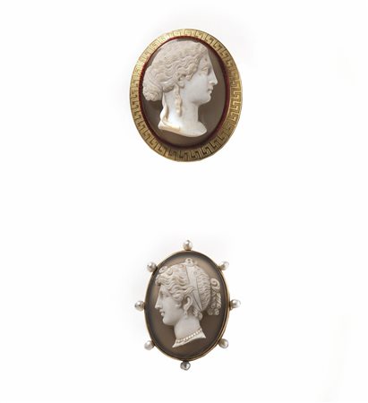 DUE SPILLE IN ORO GIALLO, ORO ROSA, PERLE, SMALTI E CAMMEI rispettivamente di...