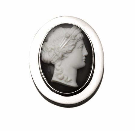 SPILLA IN ORO BIANCO E CAMMEOdi forma ovale con cammeo in calcedonio...