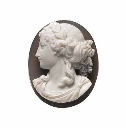 CAMMEO IN CALCEDONIOdi forma ovale in calcedonio grigio e bianco raffigurante...