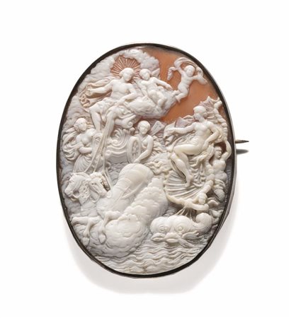 SPILLA CON CAMMEO con profilo ovale realizzato in conchiglia raffigurante...