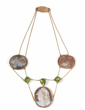 COLLANA IN ORO GIALLO, PERIDOTI E CAMMEIcomposta da tre cammei in calcedonio,...