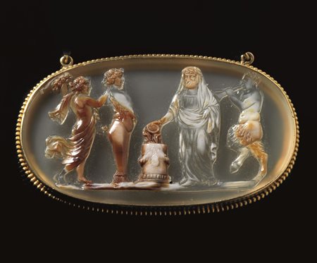 PENDENTE IN ORO GIALLO E CAMMEOcon profilo ovale con cammeo in calcedonio...