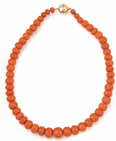 COLLANA IN ORO GIALLO, ORO BIANCO E CORALLO ROSSOrealizzata ad una fila di...