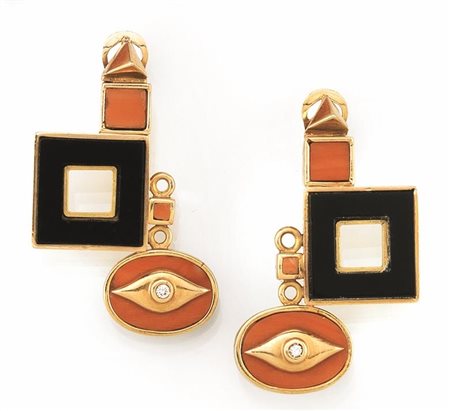 PAIO DI ORECCHINI PENDENTI IN ORO GIALLO, CORALLO, ONICE E DIAMANTIciascuno...