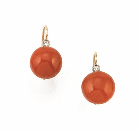 PAIO DI ORECCHINI IN ORO ROSA14 K, ORO BIANCO E CORALLOciascuno a monachella...