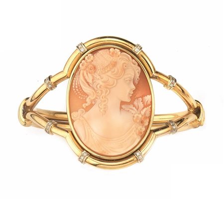 BRACCIALE IN ORO GIALLO, CAMMEO E DIAMANTIa cerchio rigido con grande cammeo...