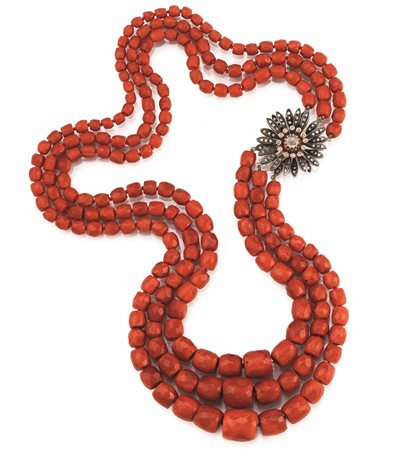 COLLANA IN ORO ROSA, ARGENTO, CORALLO ROSSO E DIAMANTIrealizzata a tre fili...