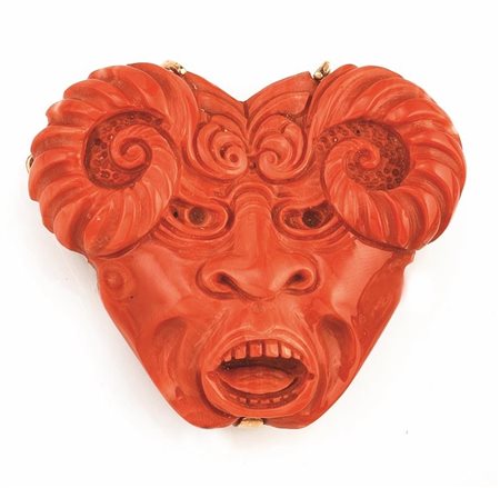 PENDENTE IN ORO GIALLO E CORALLO ROSSOintagliato a mascherone con corna,...