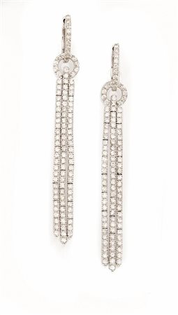PAIO DI ORECCHINI PENDENTI IN ORO BIANCO E DIAMANTIciascuno realizzato&nbsp;...