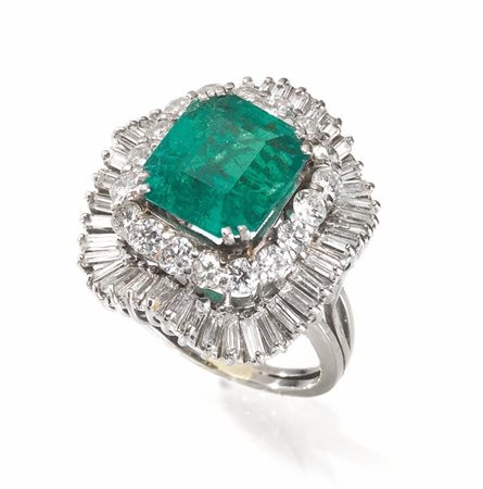 ANELLO IN ORO BIANCO, SMERALDO COLOMBIANO E DIAMANTIal centro uno smeraldo di...