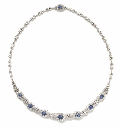 COLLANA IN ORO BIANCO, ZAFFIRI E DIAMANTIrealizzata ad una linea di corolle...