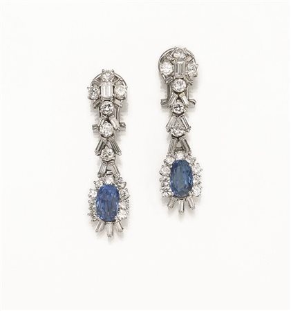 PAIO DI ORECCHINI PENDENTI IN ORO BIANCO, ZAFFIRI E DIAMANTIciascuno...