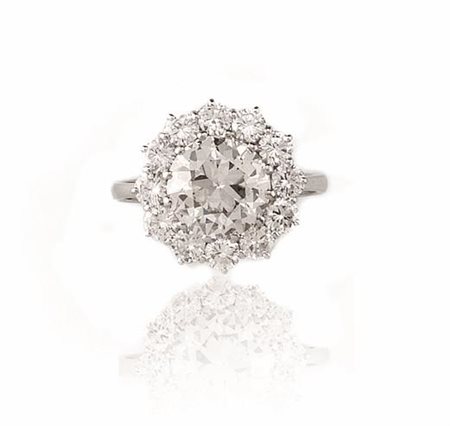 ANELLO IN ORO BIANCO E DIAMANTIa margherita con brillante di 2.76 ct, purezza...