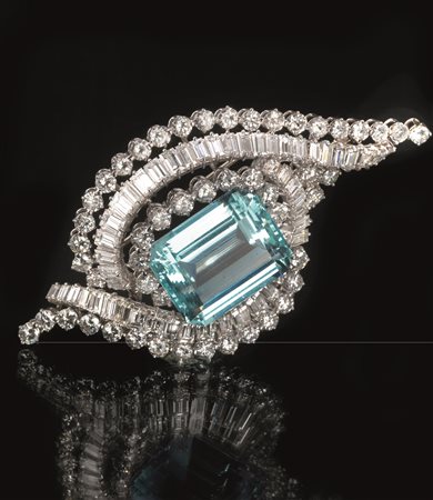 SPILLA IN PLATINO, ORO BIANCO, ACQUAMARINA E DIAMANTIal centro un'acquamarina...