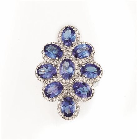 ANELLO IN ORO BIANCO, TANZANITI E DIAMANTIdisegnato come una corolla con...