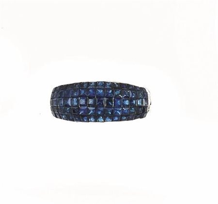 ANELLO IN ORO BIANCO, ZAFFIRI E DIAMANTIrealizzato a fascia bombata con...